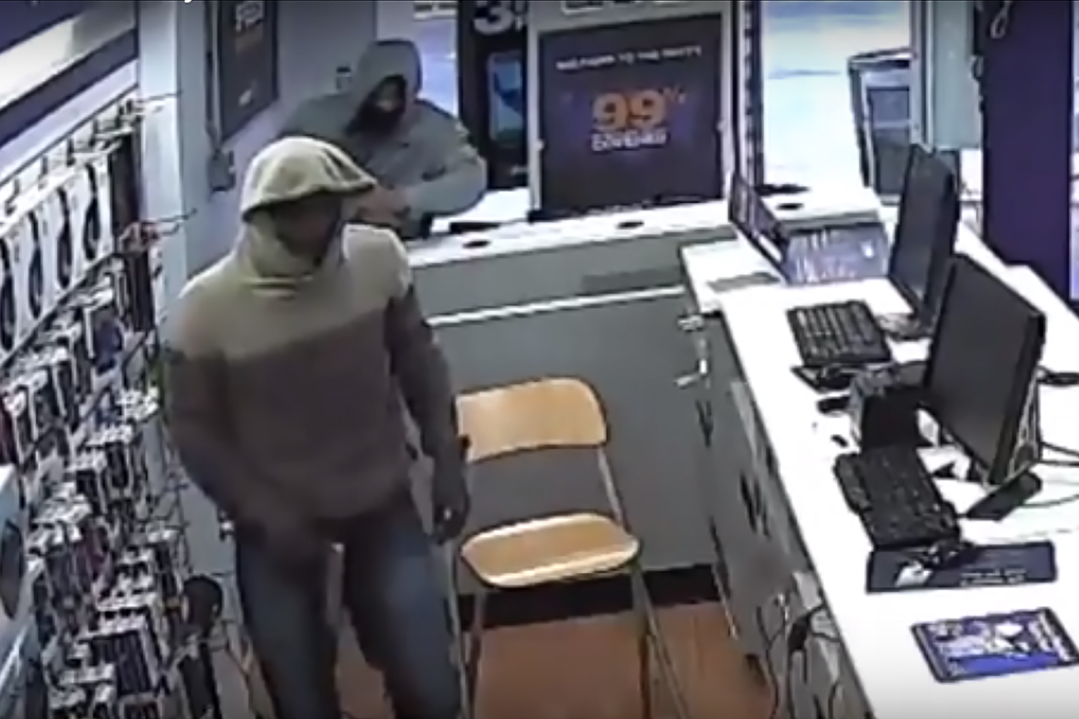 Police searching for two suspects of MetroPCS robbery | The Temple News